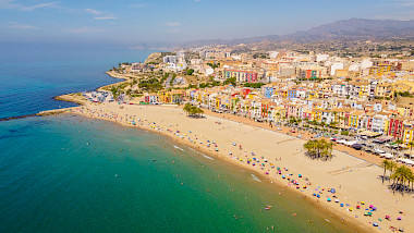 Auf Platz eins der Liste: Villajoyosa bei Alicante. (Bild Carlos Ariso/Shutterstock)