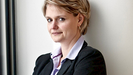 Caroline De Troyer, Senioraktienanalystin bei Dexia Asset Management