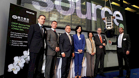 v.l.n.r.:Thomas Ulrich, Präsident Zürcher Bankenverband, Jamie Perrett, Director, Index Research, FTSE Group, Christian Katz, CEO Swiss Exchange, SIX, Regina Sauter, Direktorin Zürcher Handelskammer, Florence Lee, Chinaspezialistin, HSBC Securities Services, Heinrich Siegmann, Leiter Asian Affairs, Swiss Bankers Association und an der "Opening Bell": Michael John Lytle, Chief Development Officer, Source.