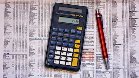 Mit ETFs können Anleger kostengünstig in die Finanzmärkte investieren (Foto Andreas Morlok pixelio.de)