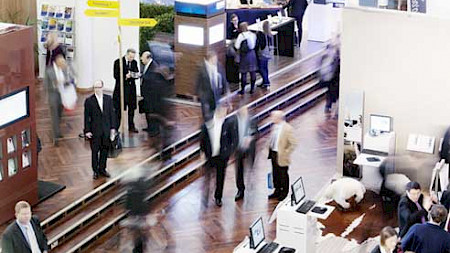 Anleger informieren sich an der Finanzmesse in Zürich