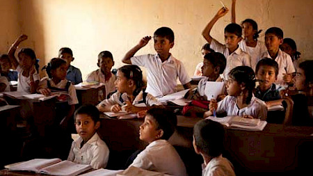 Klassenzimmer in Bangalore: Entwicklungsinvestments dienen auch der Finanzierung von Bildung (Foto Pixabay)