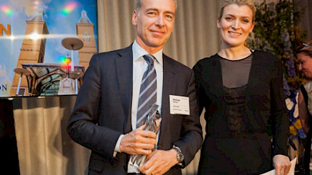 RobecoSAM-CEO Michael Baldinger nimmt den Institutional Investor Award für die Kategorie "ESG-Manager of the Year" entgegen.