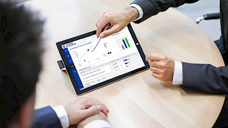 Beratungsgespräche werden bei der GKB mit Hilfe von Tablets geführt.