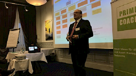 Primecoach-CEO Marco Chinni führt durch die Präsentation.