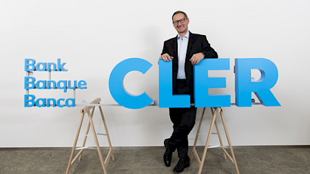 Hanspeter Ackermann, Vorsitzender der Geschäftsleitung bei der Bank Coop, präsentiert das neue Logo.