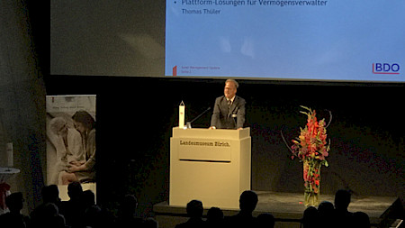 Franco Straub, Partner bei BDO, eröffnet die Veranstaltung im Zürcher Landesmuseum.