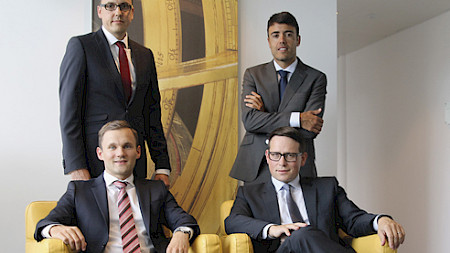 Die vier Investmentspezialisten Stefan Oehri, Stephan Kind, Günter Bitschnau und Antonio Ferrer (von links nach rechts, sitzend, dann stehend).