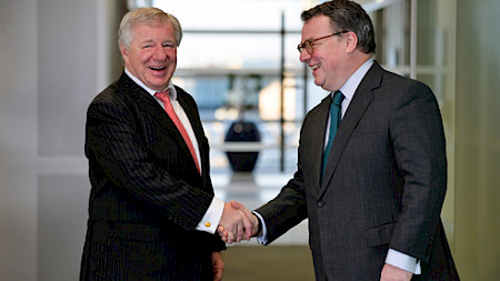 Keith Skeoch (r.), Chief Executive von Standard Life und Martin Gilbert, Chief Executive von Aberdeen beim Handshake.