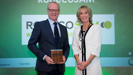 Lucas van Berkestijn von RobecoSAM nimmt die Auszeichnung zur "Best ESG Fund Management Group" entgegen.