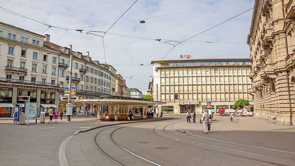 Erwachsene erhalten ab 1. Juni keine Sparzinsen mehr bei der UBS. (Bild: Shutterstock.com/aldorado)