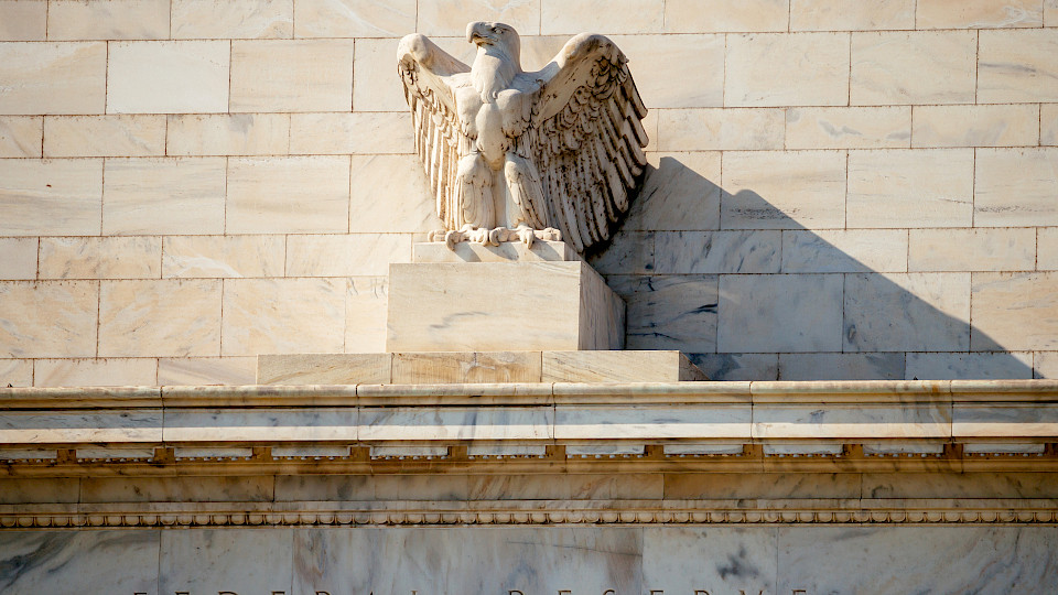 Der Adler thront nicht nur über der US-Notenbank Federal Reserve in Washington DC, sondern gibt auch an den Märkten den Takt an. (Bild: Tanarch/Shutterstock.com)