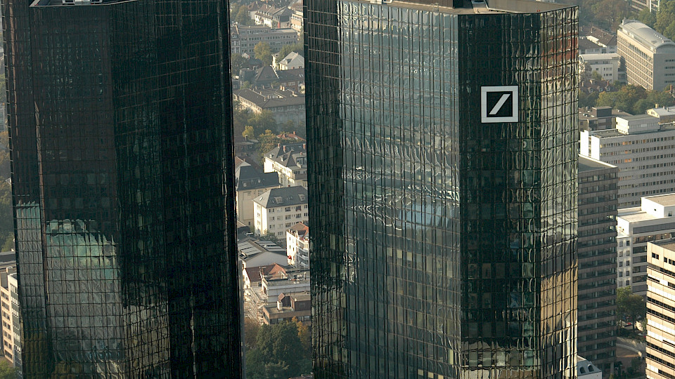 Hauptsitz der Deutschen Bank in Frankfurt. Das grösste deutsche Finanzinstitut muss wieder wettbewerbsfähig werden. (Bild: 360b/Shutterstock.com)