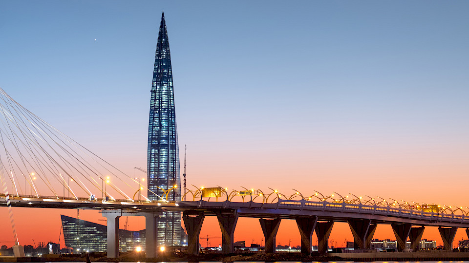 Das Hauptquartier des Öl- und Gaskonzerns Gazprom in St. Petersburg. (Bild: Olga Visavi/Shutterstock.com)