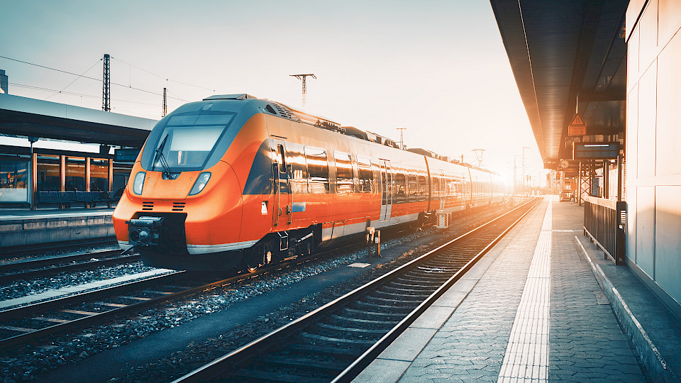 Auch Private-Equity-Infrastrukturtransaktionen wie etwa in den Zugsverkehr haben 2018 zugenommen. (Bild: Denis Belitsky/Shutterstock.com