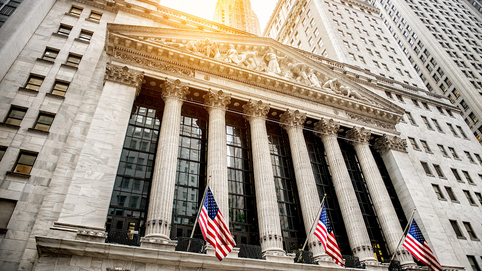 Die New York Stock Exchange reagierte Ende letzter Woche positiv auf negative Äusserungen des Fed-Präsidenten Jerome Powell über die wirtschaftliche Entwicklung. (Bild: Shutterstock.com/16719)