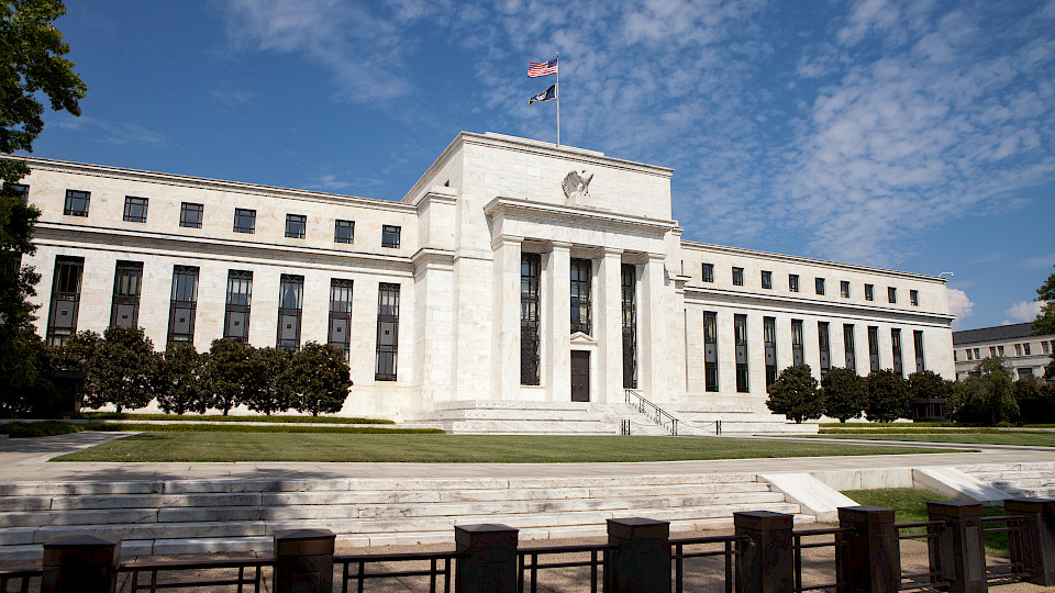 Die US-Notenbank Fed begründete den Schritt mit der Sorge um die Weltwirtschaft und mit der gedämpften Inflation. (Bild: Shutterstock.com)