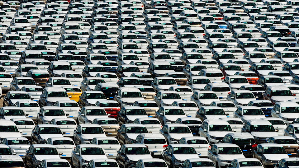 Deutschland profitierte seit vielen Jahren von einer schier unersättlichen Nachfrage nach deutschen Autos - jetzt schwächt diese deutlich ab. (Bild: Evgenii Emelianov/Shutterstock.com)
