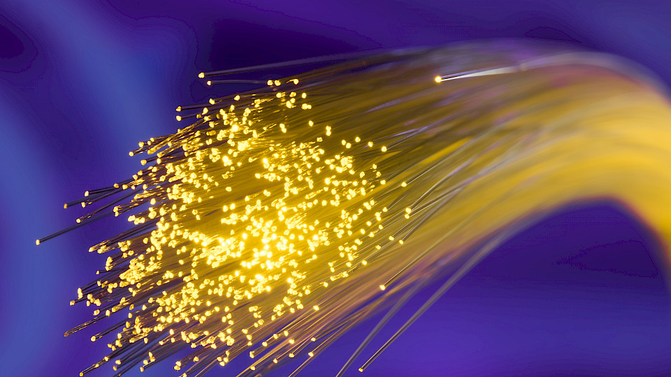 Glasfaserleitungen sind ein wichtiger Teil einer gut funktionierenden Infrastruktur. (Bild: shutterstock.com, Asharkyu)