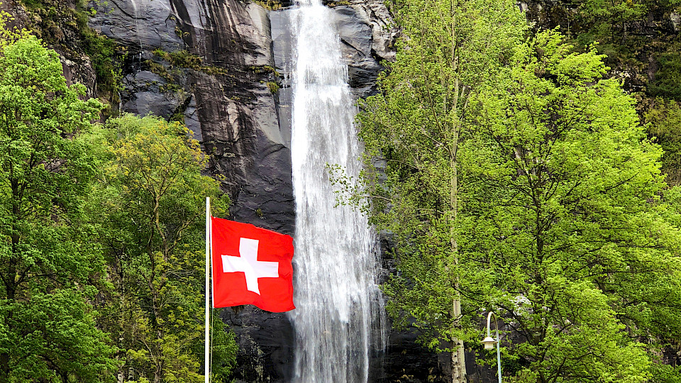 Swiss Sustainable Finance, die Bankiervereinigung, die SFAMA und der Versicherungsverband sehen grosse Chancen für die Schweiz im Bereich der nachhaltigen Finanzanlagen. (Bild: Mario Krpan/shutterstock.com)