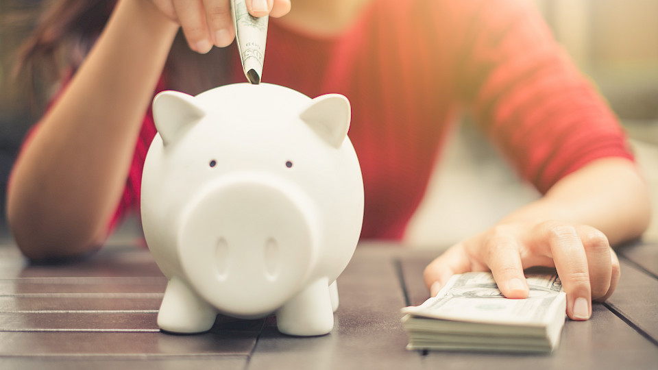 Ins Sparschwein oder an die Börse? Gemäss einer Studie von J.P. Morgan AM sind Frauen bei Geldanlagen zurückhaltender als Männer. (Bild: Maneerat/shutterstock.com)