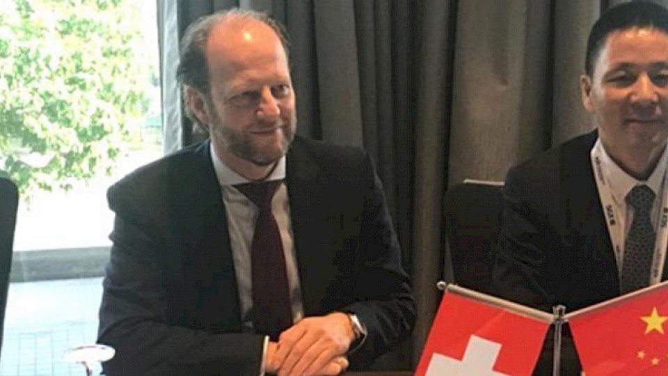 SIX-CEO Jos Dijsselhof (links) bei der Unterzeichnung des Memorandum of Understanding mit der Börse Shenzhen. (Bild: ZVG)