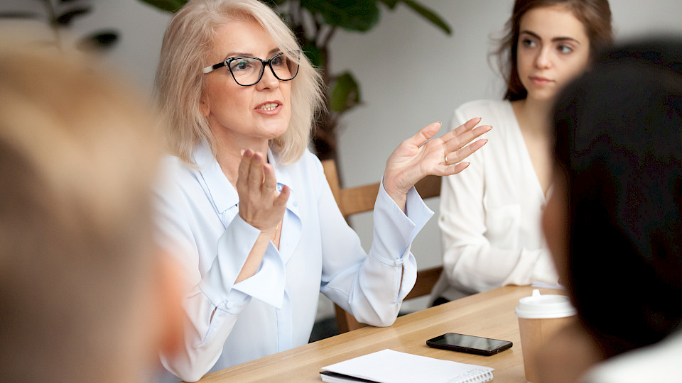 Der Frauenanteil im Management und in den Verwaltungsräten ist gestiegen, die Entscheidungsträger sind aber meistens männlich.  (Bild: Shutterstock.com/fizkes)