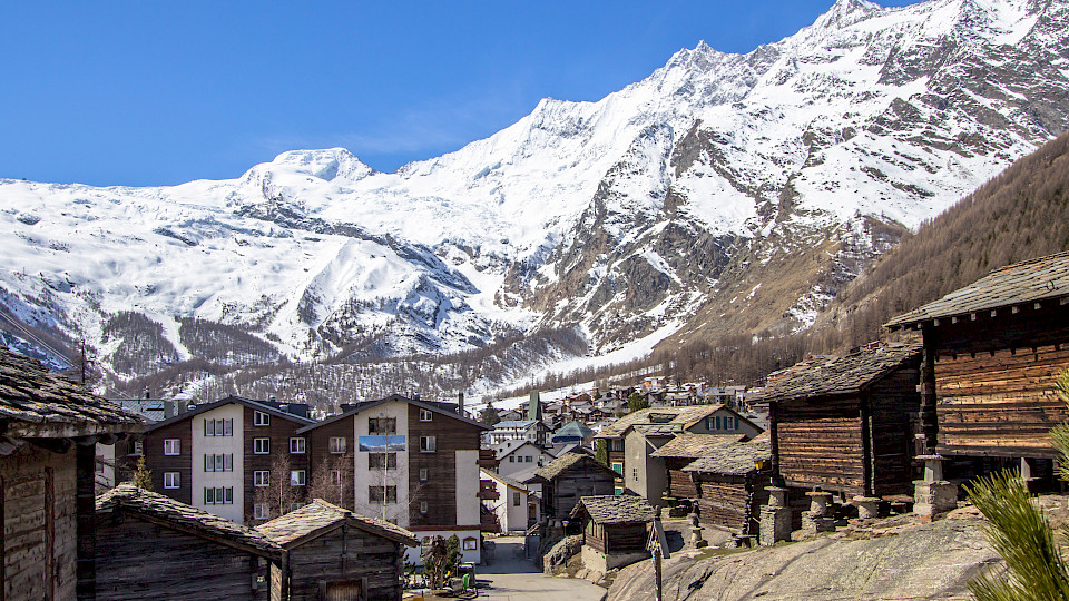 In vielen touristischen Gebieten wie hier in Saas Fee werden Ferienwohnungen via Airbnb vermietet. (Bild: Shutterstock.com/D.Bond)