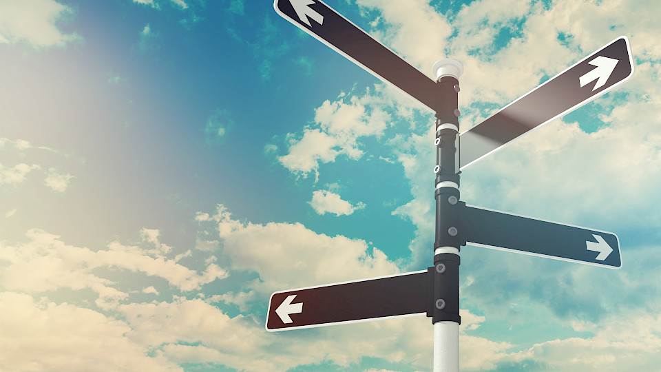 Die Prognosen für Wirtschaft, Handel und Anlagen zeigen in verschiedene Richtungen. (Bild: Shutterstock.com/ Billion Photos)