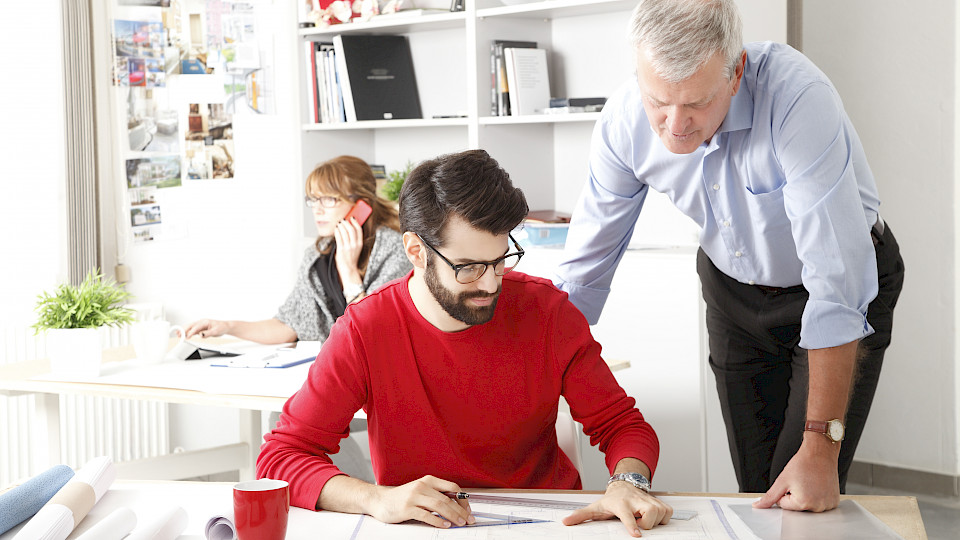 Nicht immer gelingt in den Schweizer Unternehmen der Wissenstransfer zwischen den Generationen. (Bild: Shutterstock.com/Kinga)