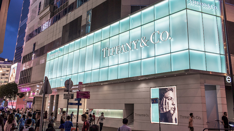 Im Bereich Luxusgüter, beispielsweise wie hier in Hongkong Schmuck von Tiffany, geben die Asiaten die Trends vor. (Bild: Shutterstock.com/Colin Hui)