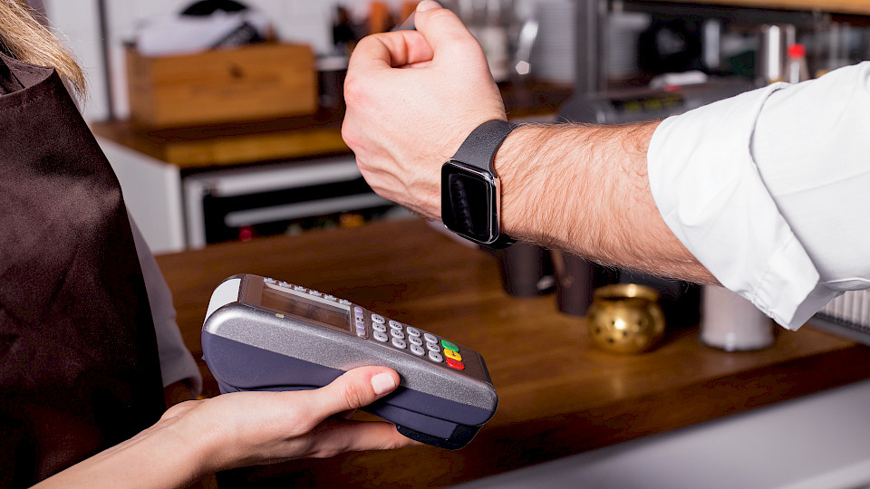 Zahlen mit Wearables wie Smartwatches wird immer beliebter. (Bild: Shutterstock.com /Kaspars Grinvalds)