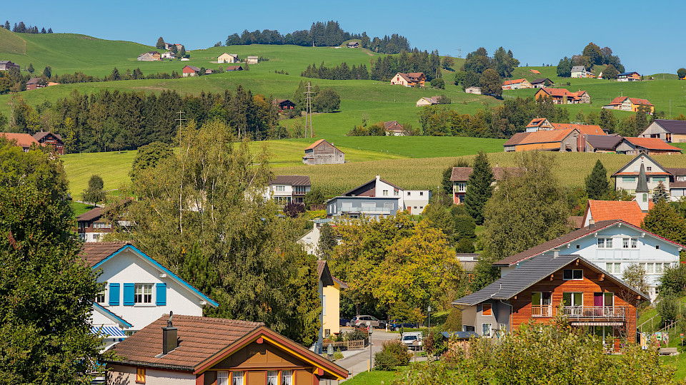 Nur wenige Haushalte können sich in der Schweiz, im Bild Appenzell, Wohneigentum leisten. (Bild: Shutterstock.com/Denis Linine)