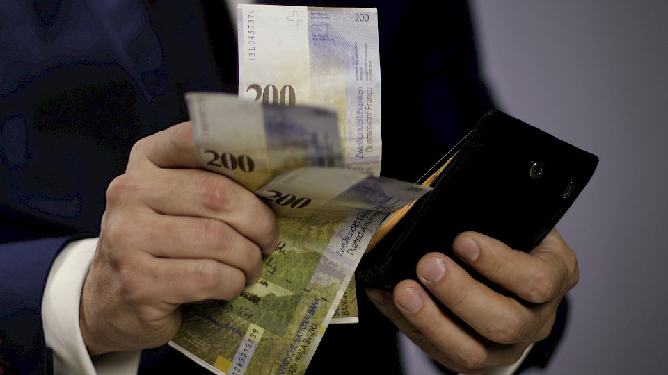 Laut "Arbeitgeber Banken" wird es 2020 kaum mehr Lohn für Banker geben. (Bild: Shutterstock.com/FetViewRoom)