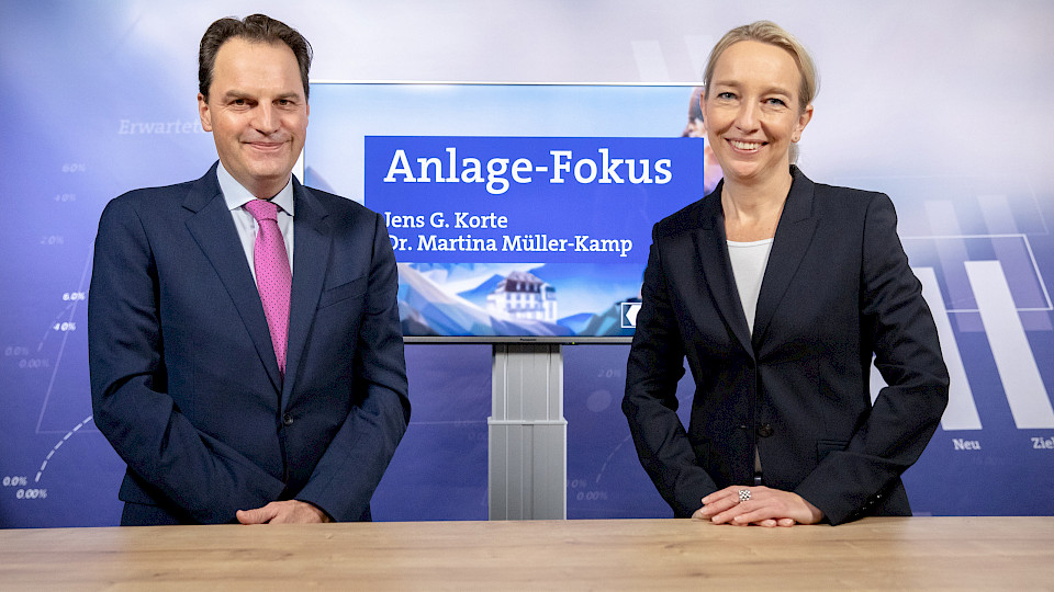 Martina Müller-Kamp, Mitglied der Geschäftsleitung der Graubündner Kantonalbank, im Gespräch mit Jens Korte.