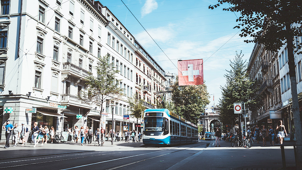 Die Themen Altersvorsorge sowie Gesundheit und Krankenkassen stehen bei den Schweizerinnen und Schweizern wie letztes Jahr ganz oben im Sorgenbarometer. (Bild: Shutterstock.com()