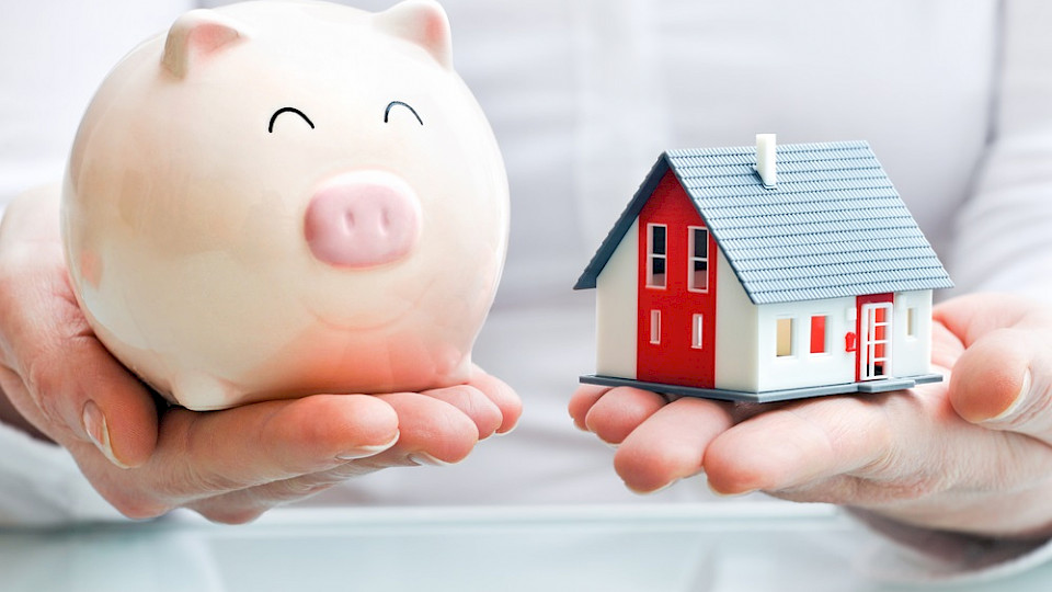 Hypothekarnehmer können von den Negativzinsen profitieren, während die Sparer bestraft werden. (Bild: Shutterstock.com)