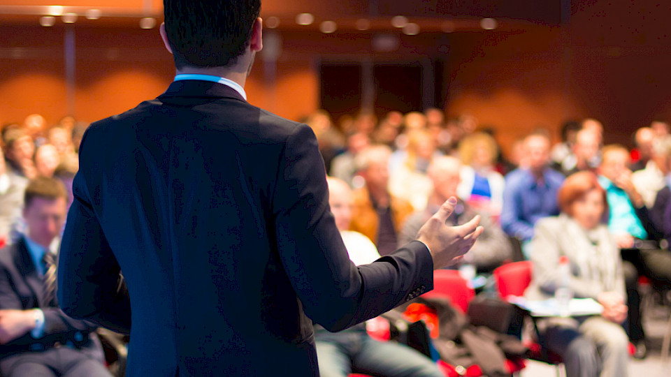 Die Teilnahme an Generalversammlungen ist Teil der Überlegung beim Kauf von Beteiligungstiteln von Schweizer Retailbanken. (Bild: Shutterstock.com)