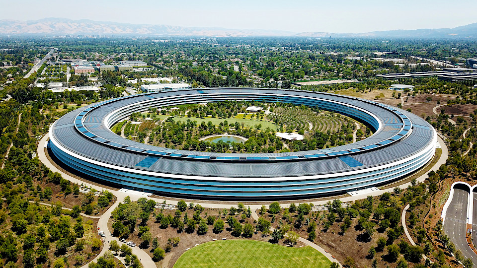 Apple kann auf ein sehr erfolgreiches Jahr an den Weltbörsen zurückblicken. Im Bild das Apple Hauptquartier in Cupertino. (Bild: Shutterstock.com/Piotr Swat)