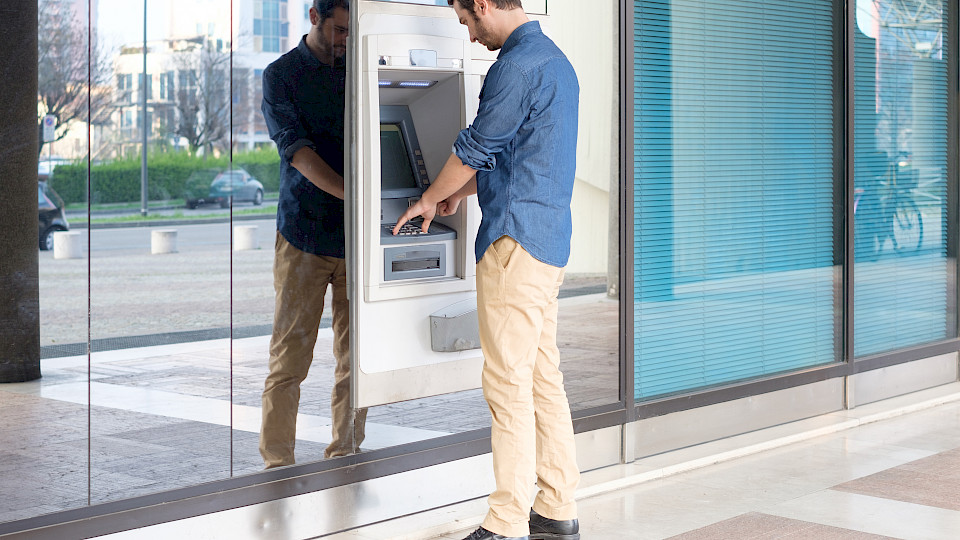 Künftig soll man sämtliche Geschäftsfälle bzw. Bargeldtransaktionen nicht nur bei seiner Hausbank, sondern auch an den Automaten anderer Institute abwickeln können. (Bild: Shutterstock.com/tommaso79)