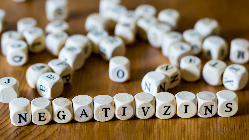 Die Banken in der Schweiz ächzen unter den Negativzinsen. (Bild: Shutterstock.com)