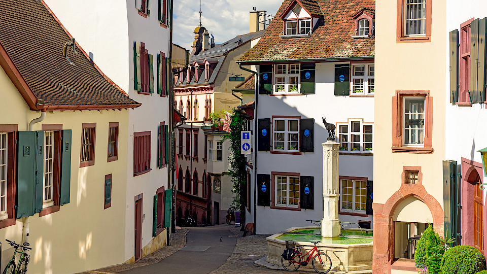 Die Preise für Wohneigentum und Mieten in urbanen Regionen wie hier in der Basler Altstadt sind weiter gestiegen. (Bild: Shutterstock.com/balakate)