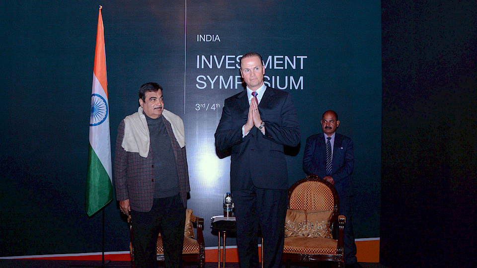 Michael Sieg, Chairman & Group CEO ThomasLloyd und Shri Nitin Gadkari, Kabinettsminister der Union, indischer Minister für Strassenverkehr und Autobahnen sowie für Kleinst-, Klein- und mittelgrosse Unternehmen, am "Investment Symposium Indien» in Neu-Delhi.