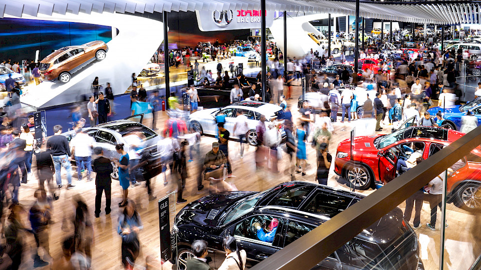 Besonders Deutschland pofitierte bisher von Chinas steigender Nachfrage nach Autos und Maschinen. Im Bild die Peking Auto Show. (Bild: Shutterstock.com)