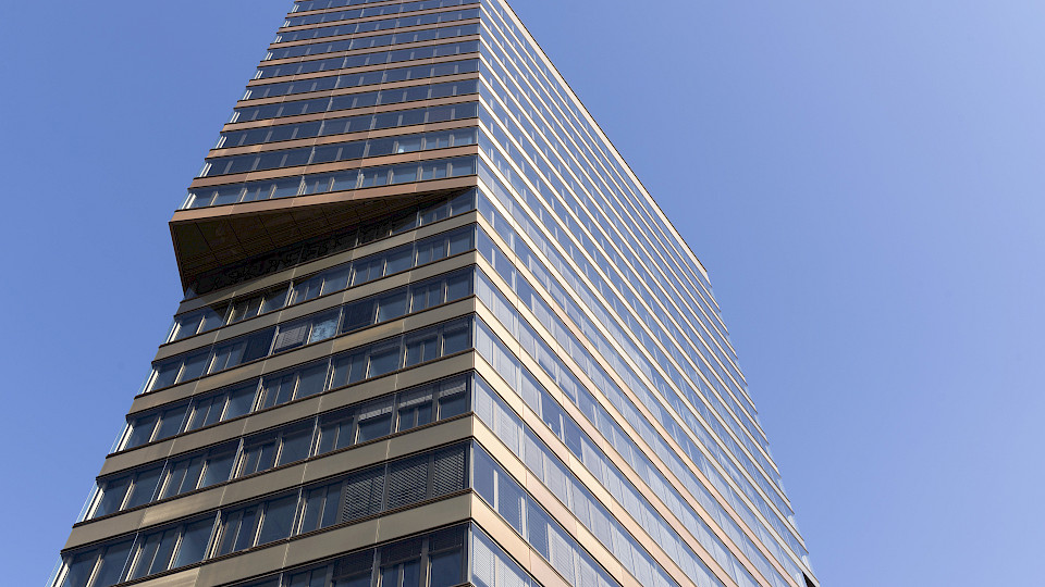 Raiffeisen erwartet eine abnehmende Nachfrage nach Bürofläche. Im Bild der Andreasturm in Zürich-Oerlikon.