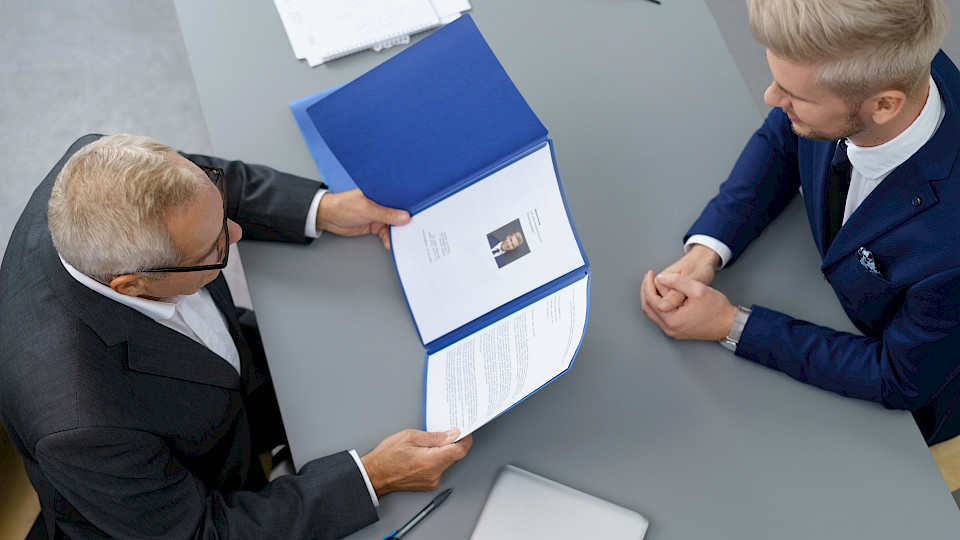 Eine fehlerfreie Bewerbung steigert die Chance, an ein Vorstellungsgespräch eingeladen zu werden. (Bild: Shutterstock.com)