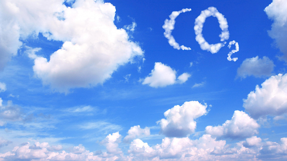 Swisscanto Invest will  bei Investitionsentscheidungen in aktiven Fonds ein jährliches CO₂-Reduktionsziel von vier Prozent umsetzen. (Bild: Shutterstock.com)