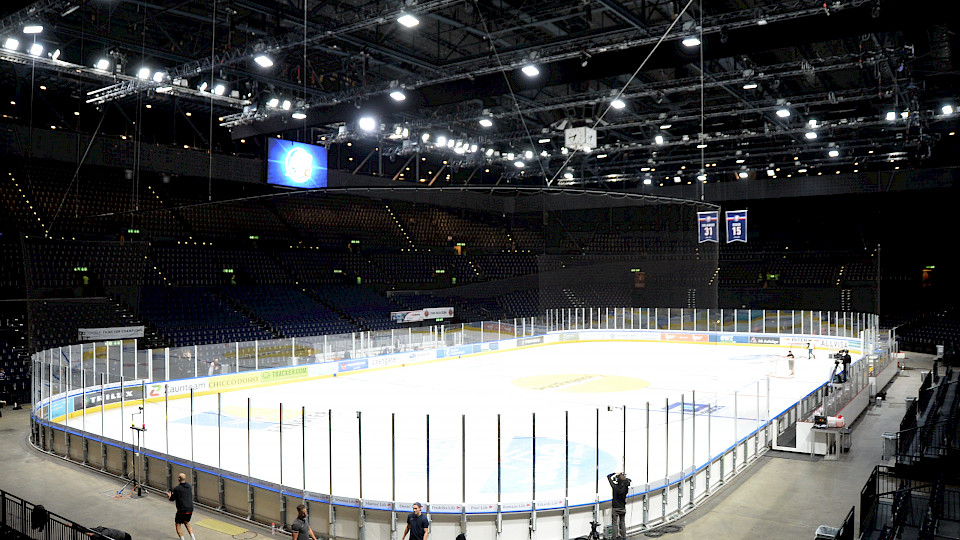 Das Durchführungsverbot von Grossanlässen wie der Eishockey-Meisterschaft belastet die Wirtschaft zurzeit stark. (Bild: shutterstock.com/sergio brunetti)