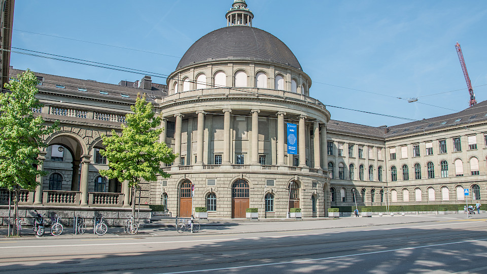 Um ausländische Uni- und ETH-Abgänger in der Schweiz zu halten, sollen die Rahmenbedingungen verbessert werden. (Shutterstock.com/N.M.Bear)