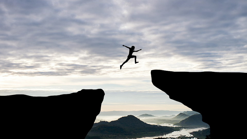 Die Aktienmärkte sind auf Talfahrt. Für Anleger ist jetzt ein Rebalancing angesagt. (Bild: Shutterstock.com/PThira89)